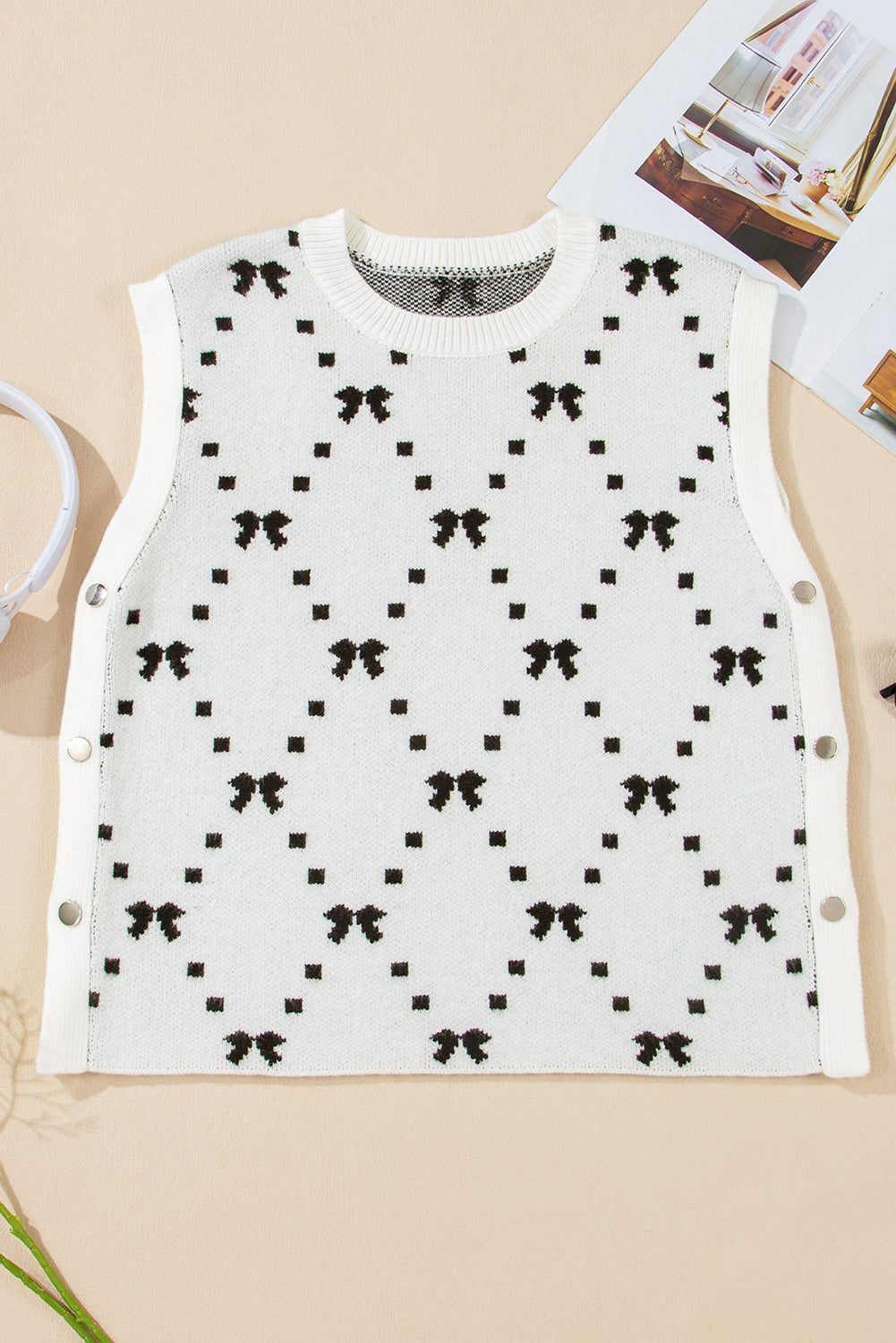 White Bow Pattern Buttoned Side Knit Top